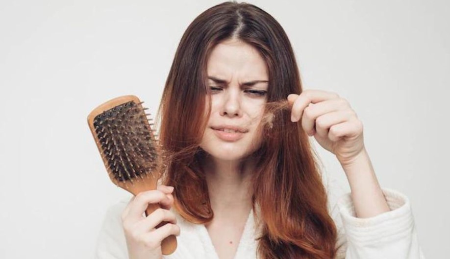 मानसून में बाल झड़ने से हैं परेशान? तो अपनाएं ये आसान घरेलू उपाय, मिलेगा फायदा