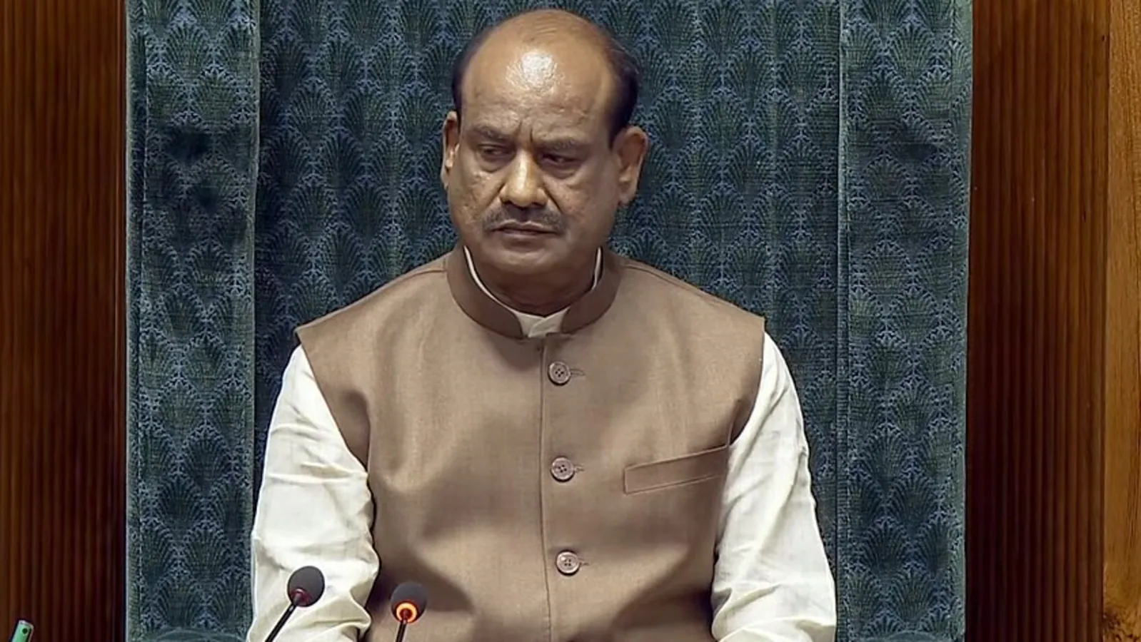 हंगामे में डूबा मानसून सत्र, लोकसभा अध्यक्ष ने सांसदों को लगाई फटकार